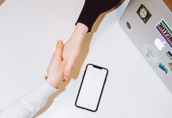 1-people-shaking-hands