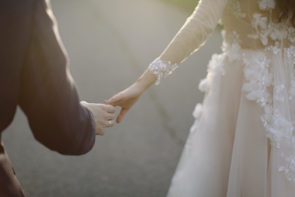31-newlyweds-holding-hands-1683989