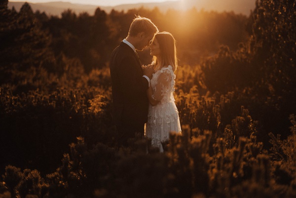 31-photo-of-couple-looking-at-each-other-3369163