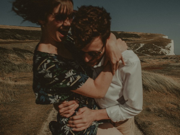 31-photo-of-people-hugging-each-other-3371308-1