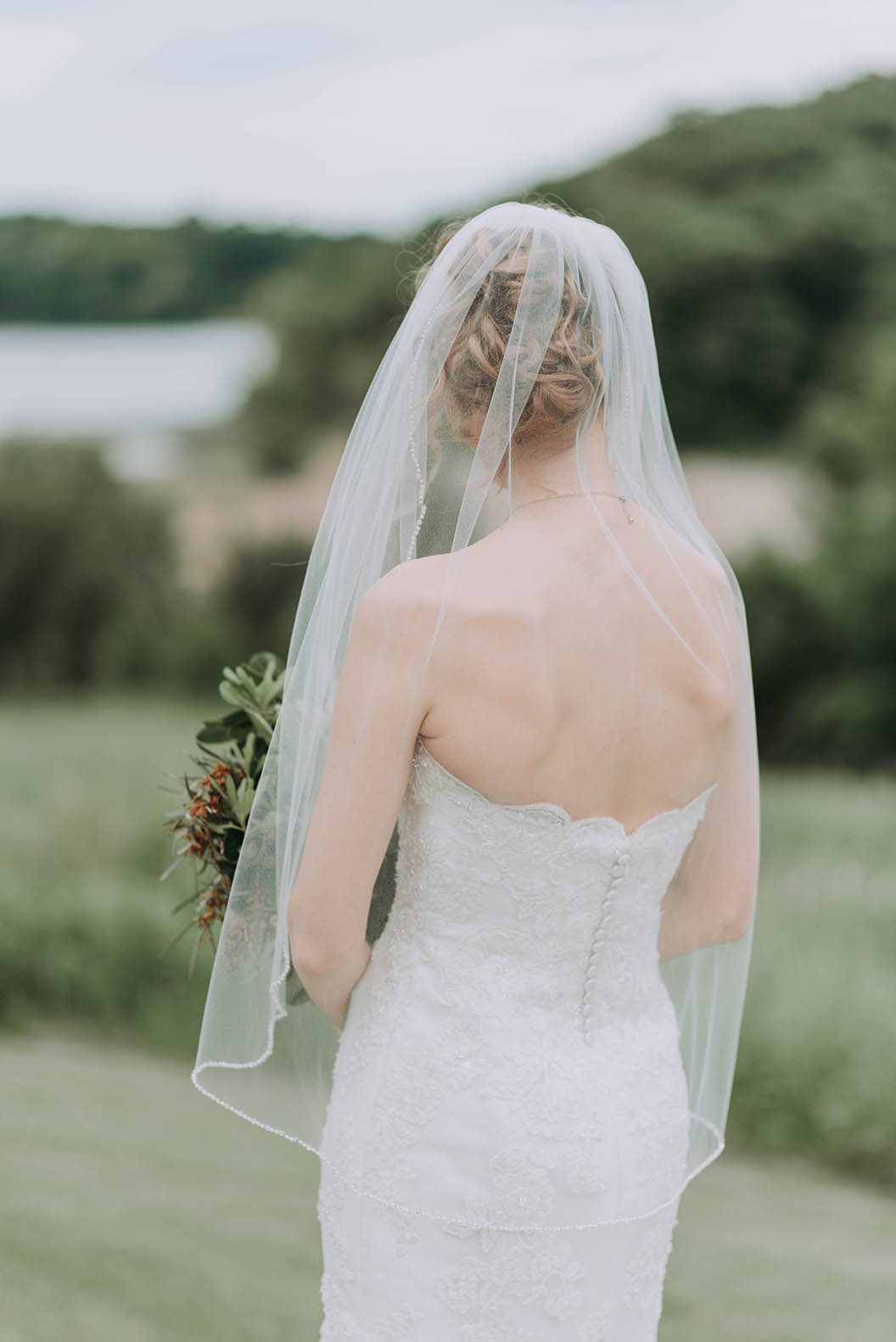 9-Fingertip-length veil