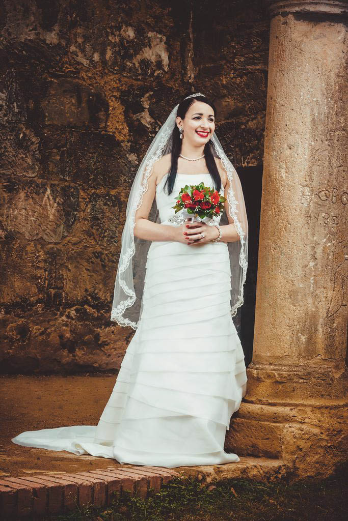 Knee-length veil