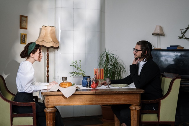 couple-at-dinner-table-4038119