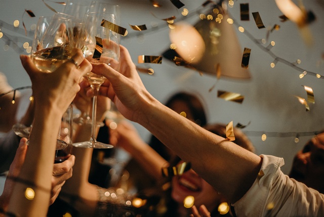 people-toasting-wine-glasses-3171837