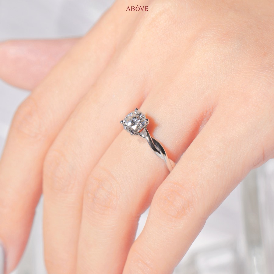 solitaire-ring-on-hand