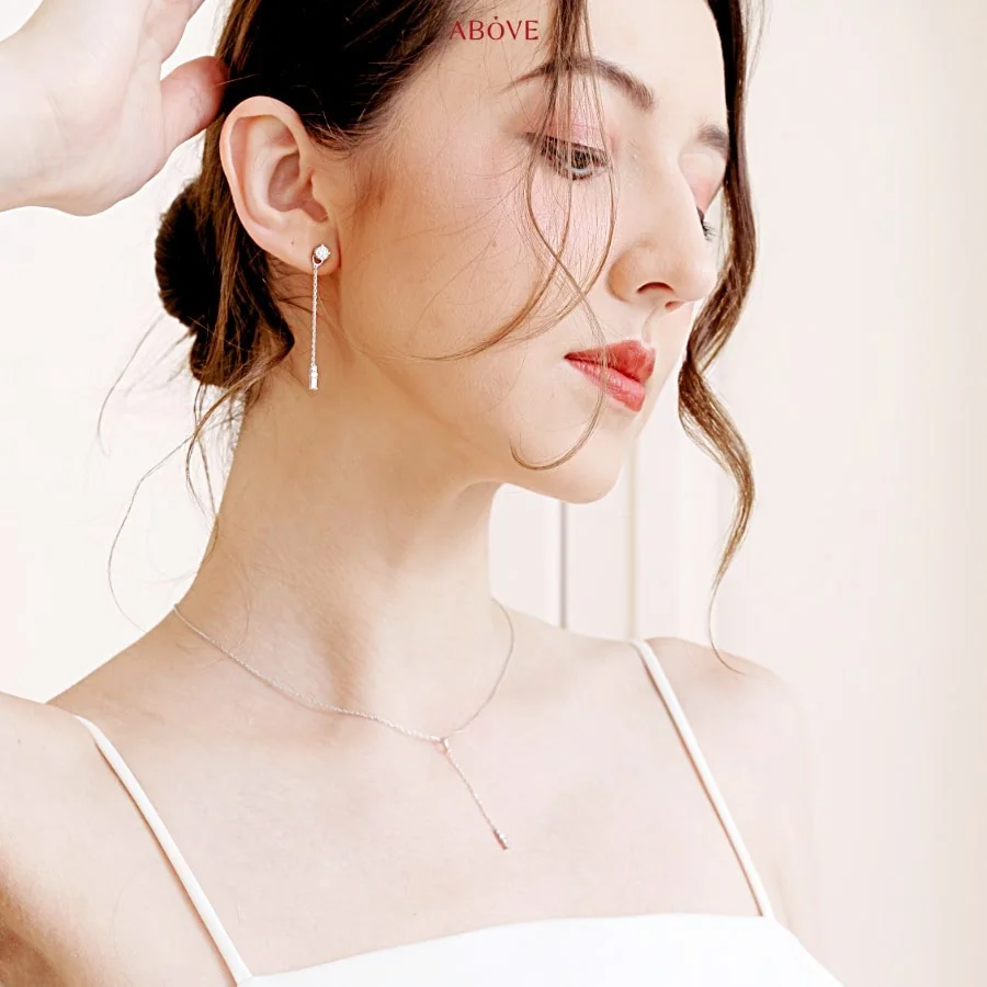 women-wearing-jewelry